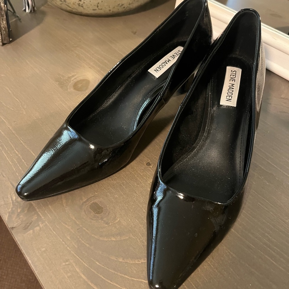 Steve Madden patent leather pump
